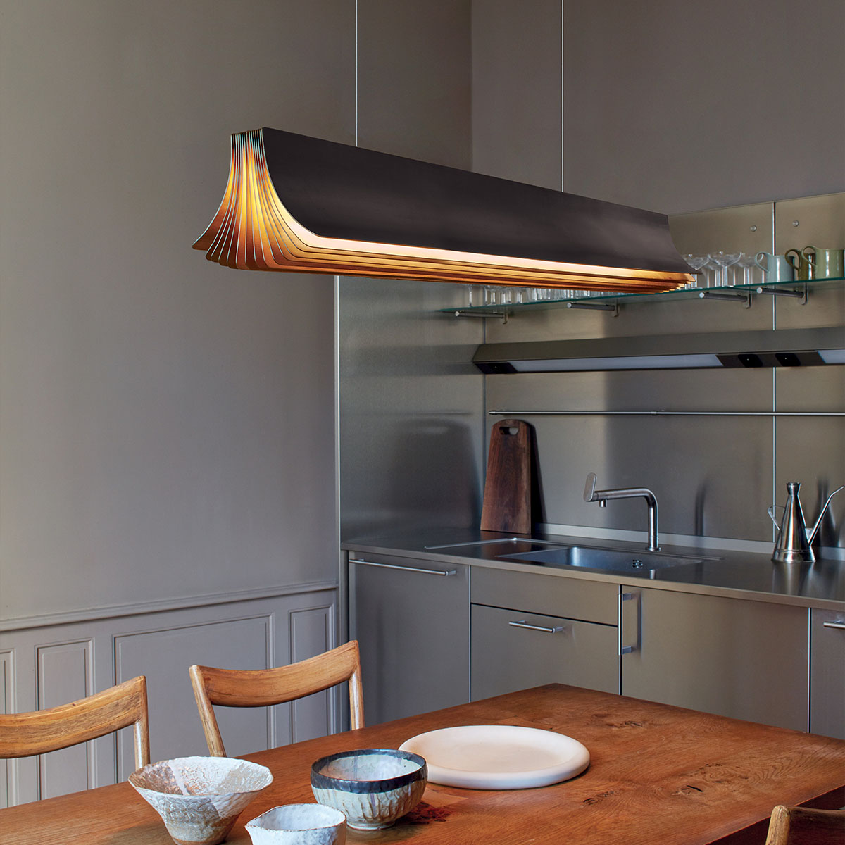 Hochwertige pendelleuchte DCW Editions Respiro 1200 Pendelleuchte Weiß & Gold L: 120 cm Modern – Ambienteansicht für Esszimmer
