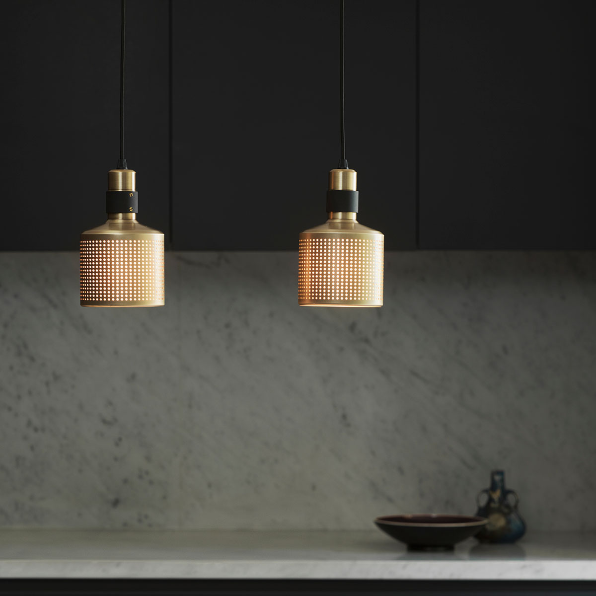 Perfekt für Esszimmer oder Lounge: Bert Frank Riddle Pendelleuchte, Messing gebürstet aus goldfarbene Oberfläche – gerichtete Beleuchtung