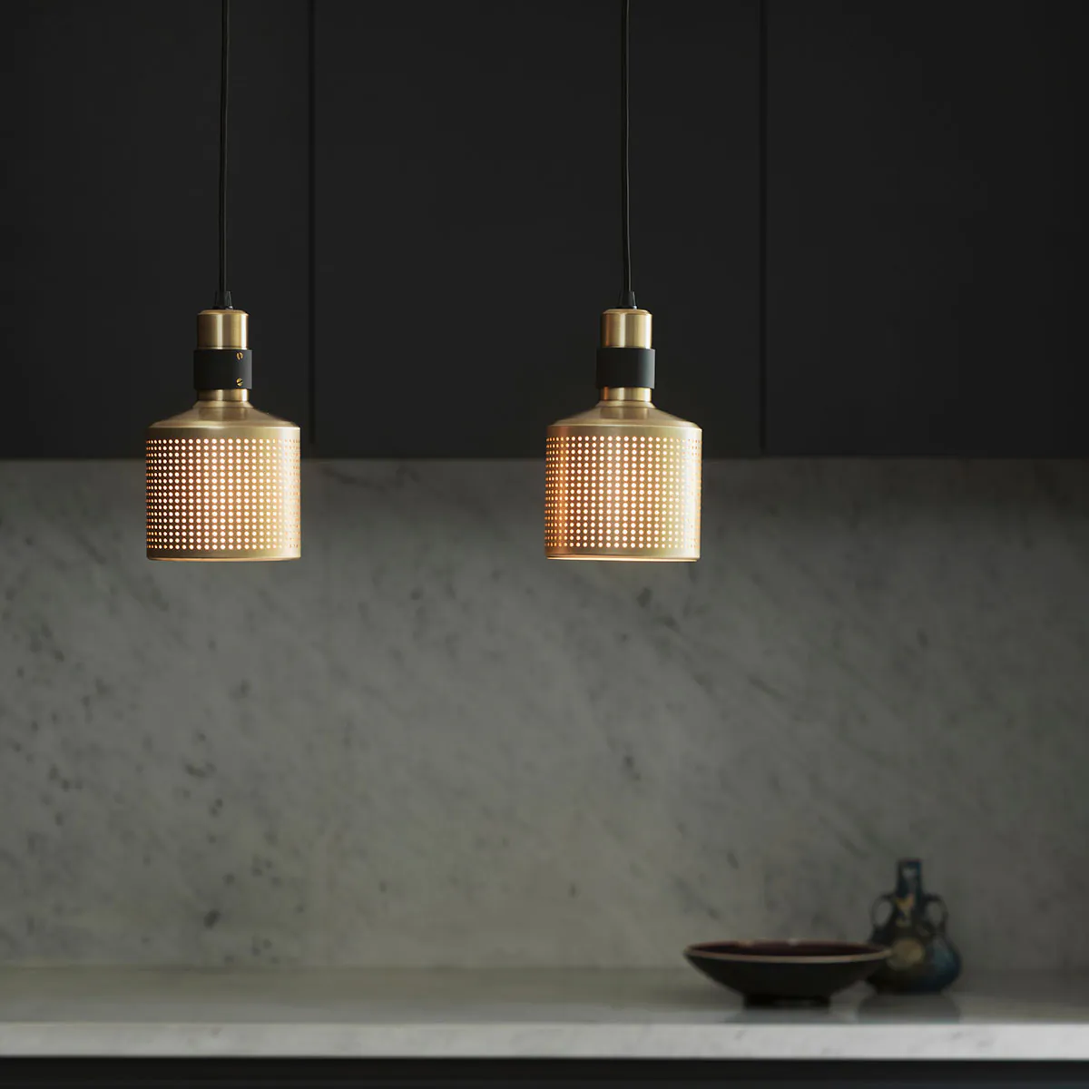 Perfekt für Esszimmer oder Lounge: Bert Frank Riddle Pendelleuchte, Messing gebürstet aus goldfarbene Oberfläche – gerichtete Beleuchtung