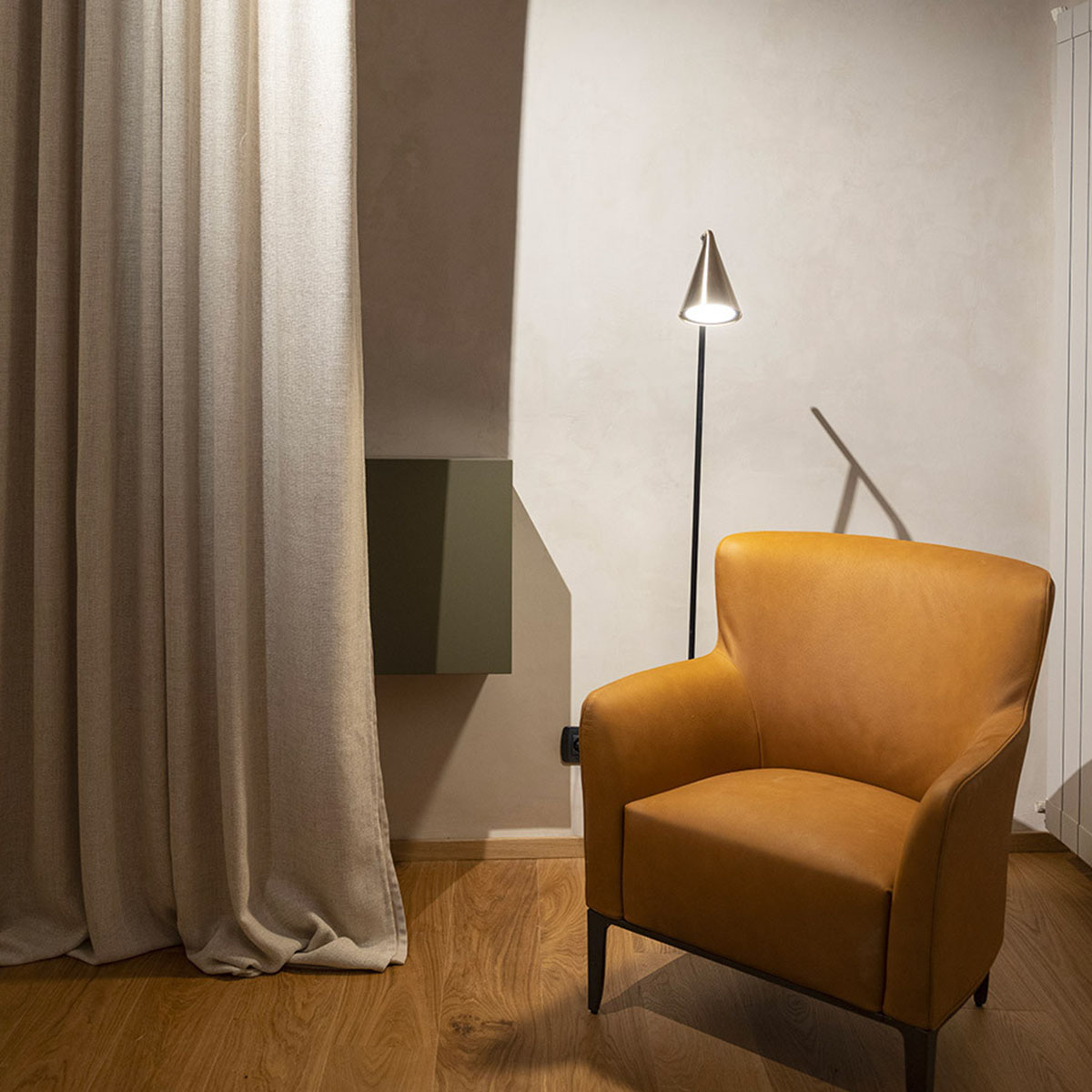 Gordon 561.61 Stehleuchte H: 140 cm, Schwarz Matt & Schwarz Chrom