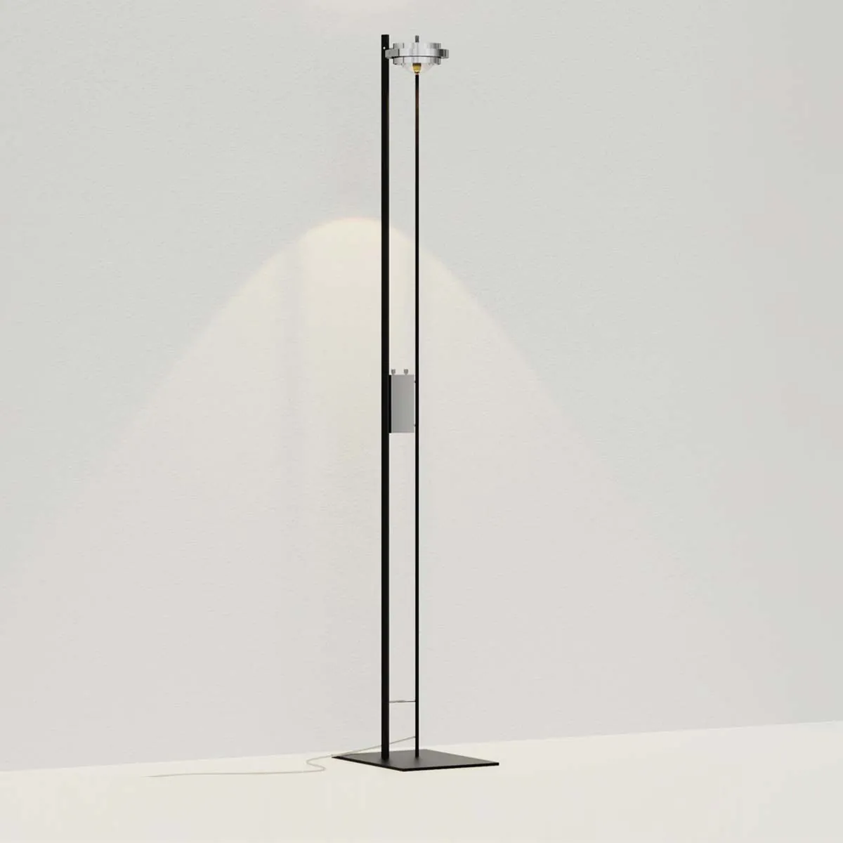 Schmale Stehleuchte in der Farbe matt schwarz