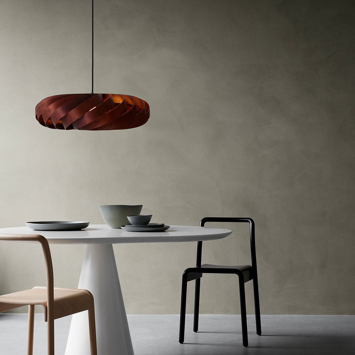 Tom Rossau TR5 Pendelleuchte, Birke Braun, Ø: 80 cm, H: 22 cm – handgefertigte Pendelleuchte im skandinavischen Design, ideal über Esstisch oder im Wohnzimmer, aus Holzlamellen in Braun. Die TR5-Pendelleuchte von Tom Rossau ist perfekt für den Esstisch