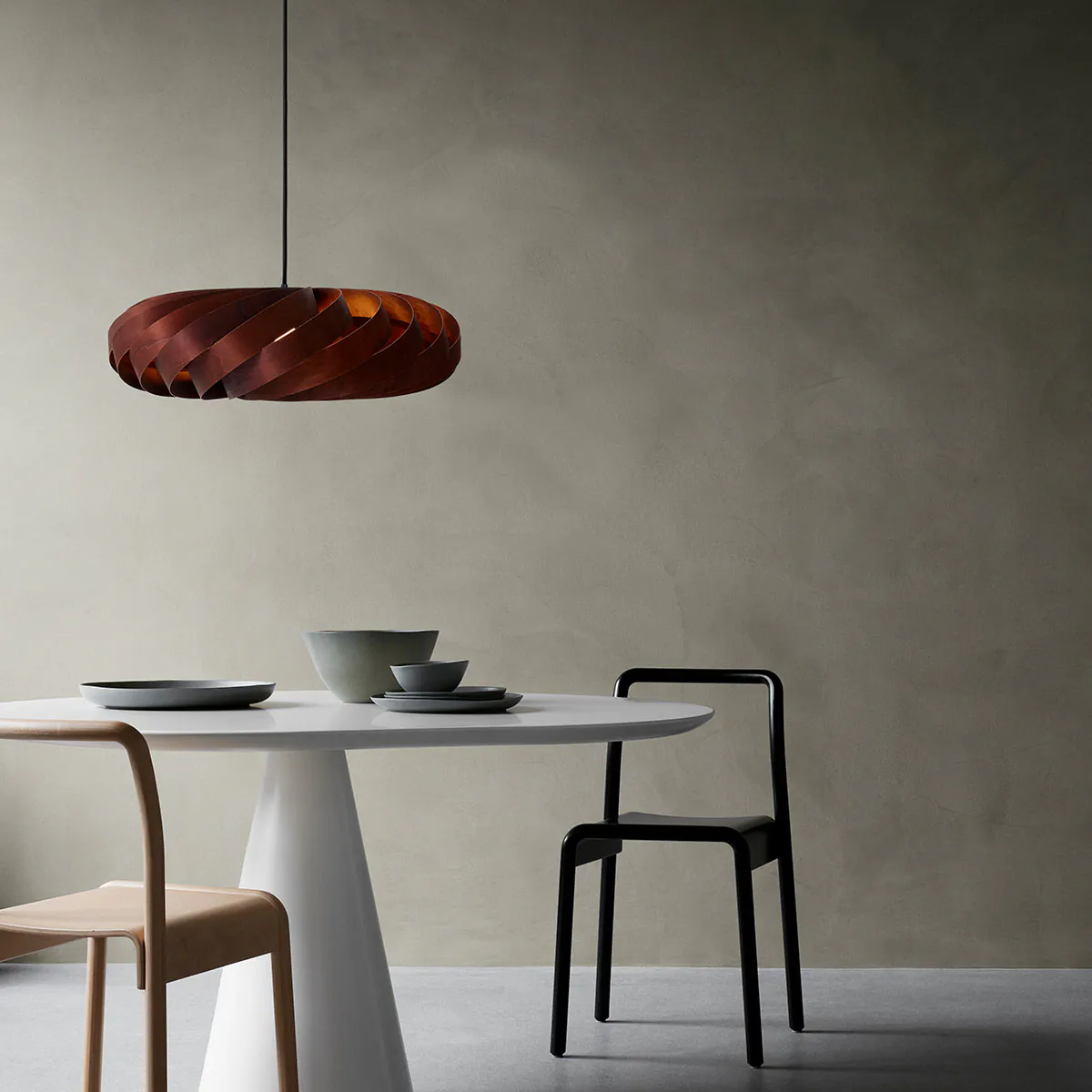 Tom Rossau TR5 Pendelleuchte, Birke Braun, Ø: 80 cm, H: 22 cm – handgefertigte Pendelleuchte im skandinavischen Design, ideal über Esstisch oder im Wohnzimmer, aus Holzlamellen in Braun. Die TR5-Pendelleuchte von Tom Rossau ist perfekt für den Esstisch