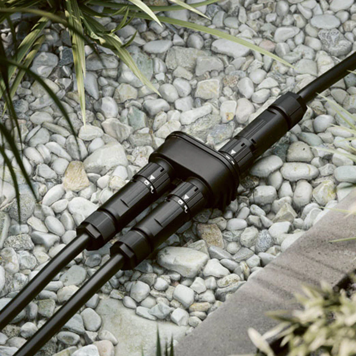 Verteilerbox 3-fach connect system im Garten auf Kiesbett