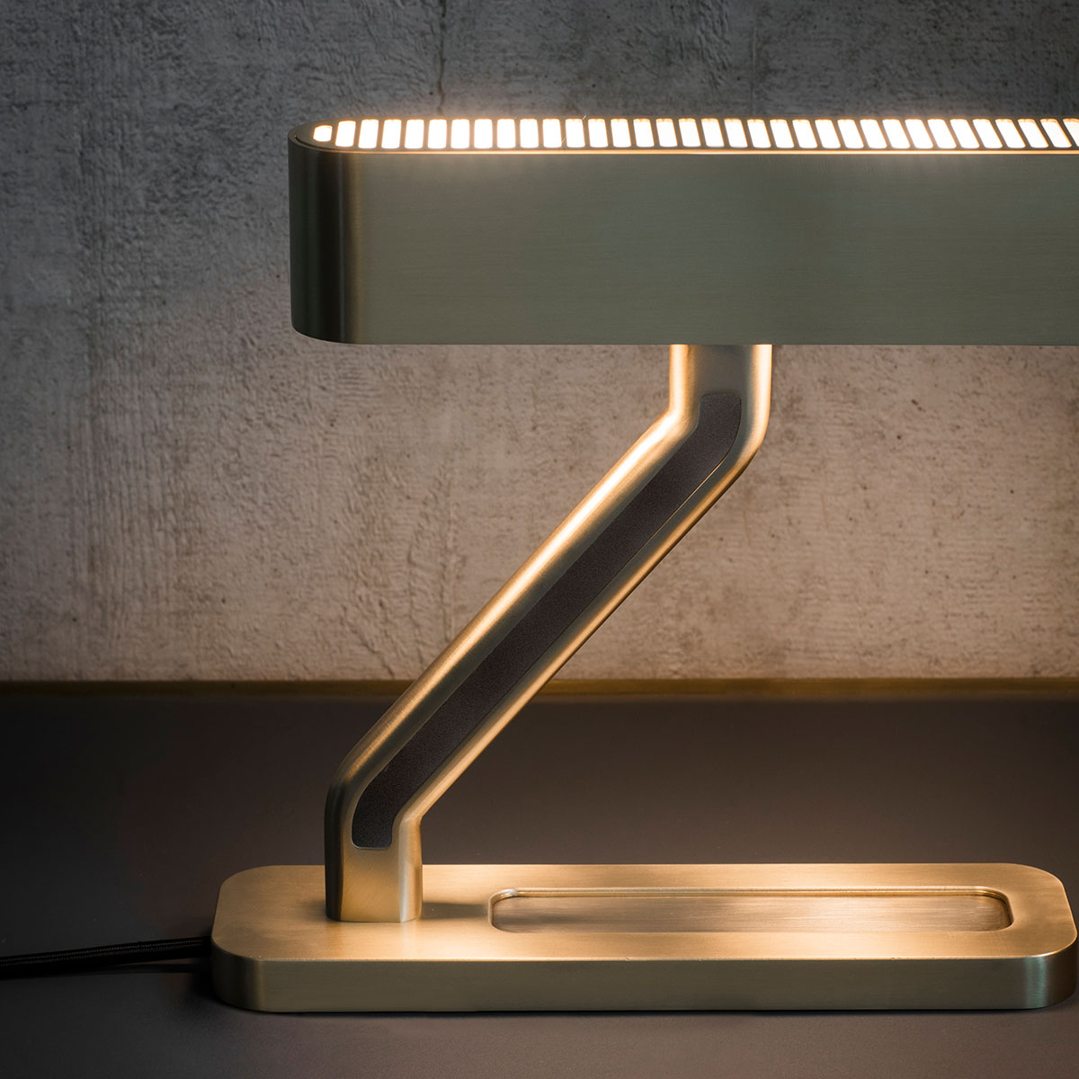 Perfekt für Nachttisch oder Schreibtisch: Bert Frank Colt Tischlampe, H: 27,9 cm aus poliertes Messing – sanftes Licht