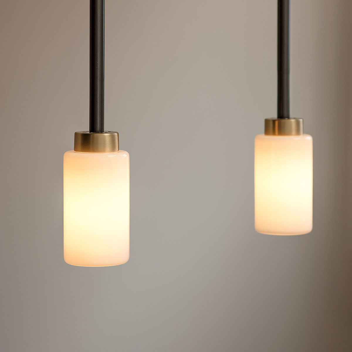 blendfreies Licht: Bert Frank Farol Pendelleuchte, Ø: 11,6 cm, Opalglas – gefertigt aus gebürstetes Messing und Glas, in Großbritannien produziert, Farol-Serie mit mediterraner Eleganz Perfekt für Esszimmer oder Lounge: Bert Frank Farol Pendelleuchte, Ø: 11,6 cm, Rauchglas aus goldfarbene Oberfläche und Glas – gleichmäßige Beleuchtung