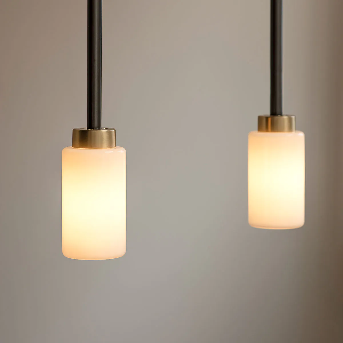 Perfekt für Esszimmer oder Lounge: Bert Frank Farol Pendelleuchte, Ø: 11,6 cm, Rauchglas aus goldfarbene Oberfläche und Glas – gleichmäßige Beleuchtung