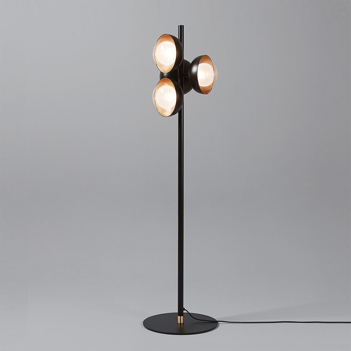 Tooy_Muse_554-65 TOOY Muse 554.65 Stehleuchte 4-flammig, Schwarz & Kupfer, Schaltbar – diffuses, blendfreies Licht