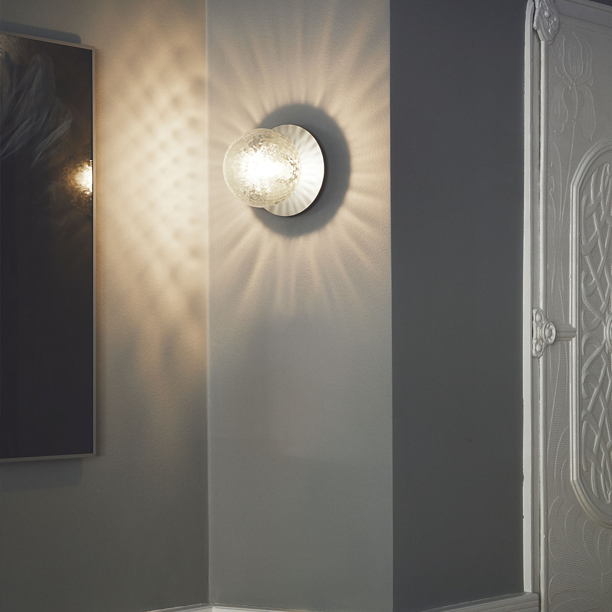 Liila 1 Medium Wand- und Deckenleuchte, Ø: 16,5 cm, Dunkelbronze, Opalglas
