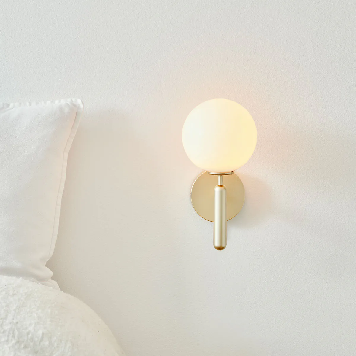 Miira Wandleuchte, Ø: 17,5 cm, H: 28,5 cm, Messing, Opalglas