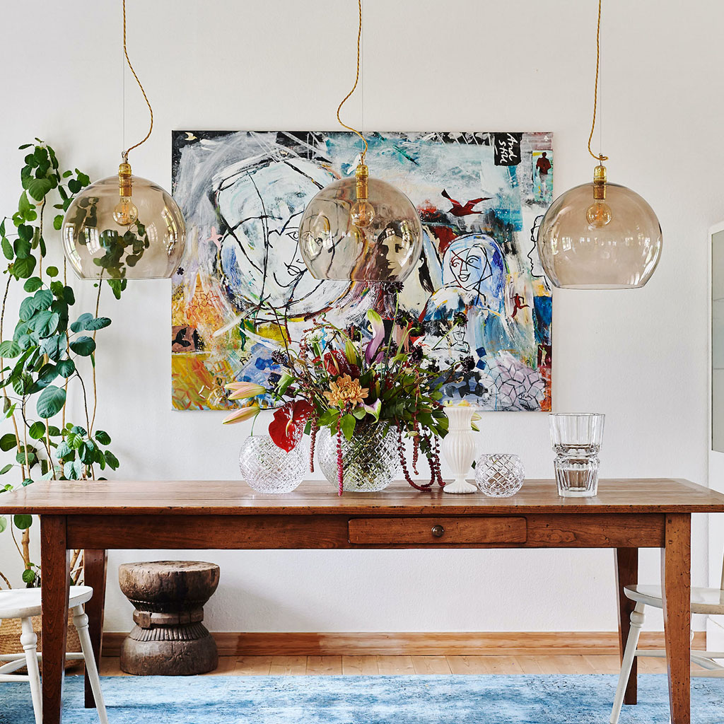 Rowan Pendelleuchte M Ø 22 cm, Ivy Green, Gold Ebb & Flow Rowan Pendelleuchte M Ø 22 cm Rowan Pendelleuchte M Ø 22 cm, Obsidian, Gold Obsidian Pendelleuchten – Ambiente Beleuchtung, nachhaltige Beleuchtung für Schlafzimmer