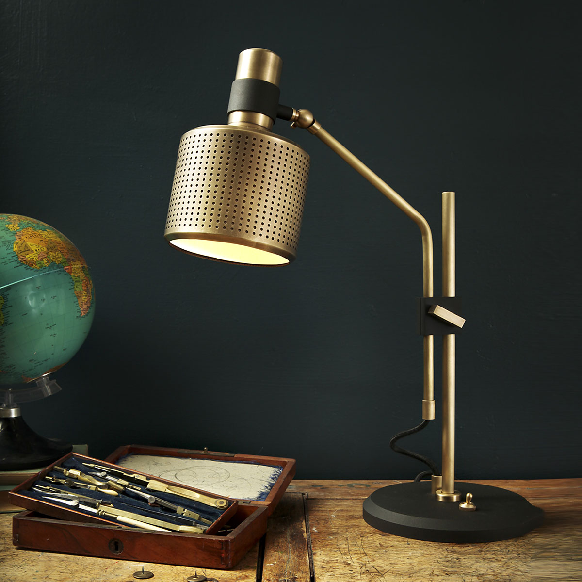 Luxusleuchten aus Großbritannien: Bert Frank Riddle Single Tischleuchte, H: 47 cm, Messing, Designerleuchte aus England, fokussiertes Licht, Riddle-Serie mit exklusiven Designer-Wandleuchten