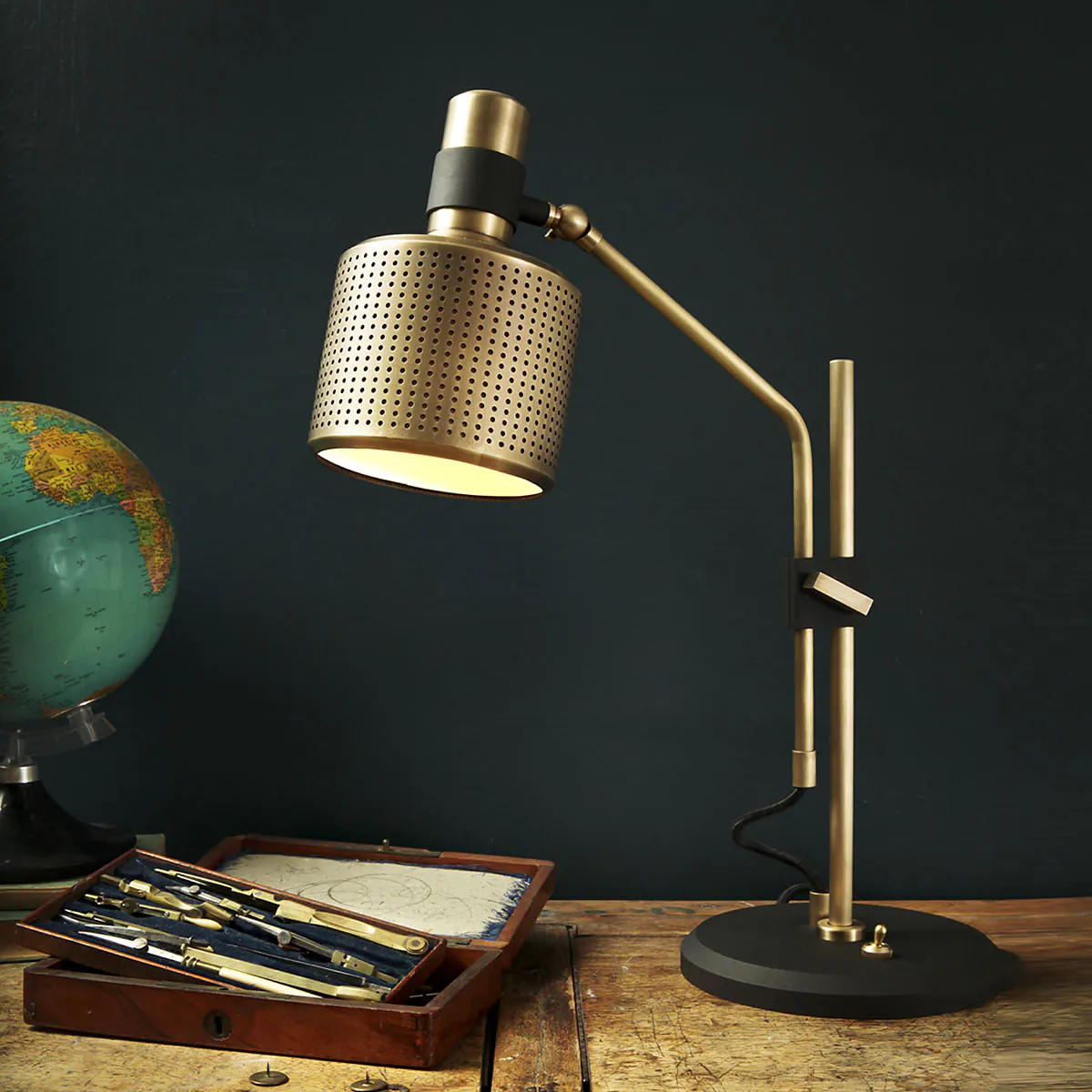 Luxusleuchten aus Großbritannien: Bert Frank Riddle Single Tischleuchte, H: 47 cm, Messing, Designerleuchte aus England, fokussiertes Licht, Riddle-Serie mit exklusiven Designer-Wandleuchten