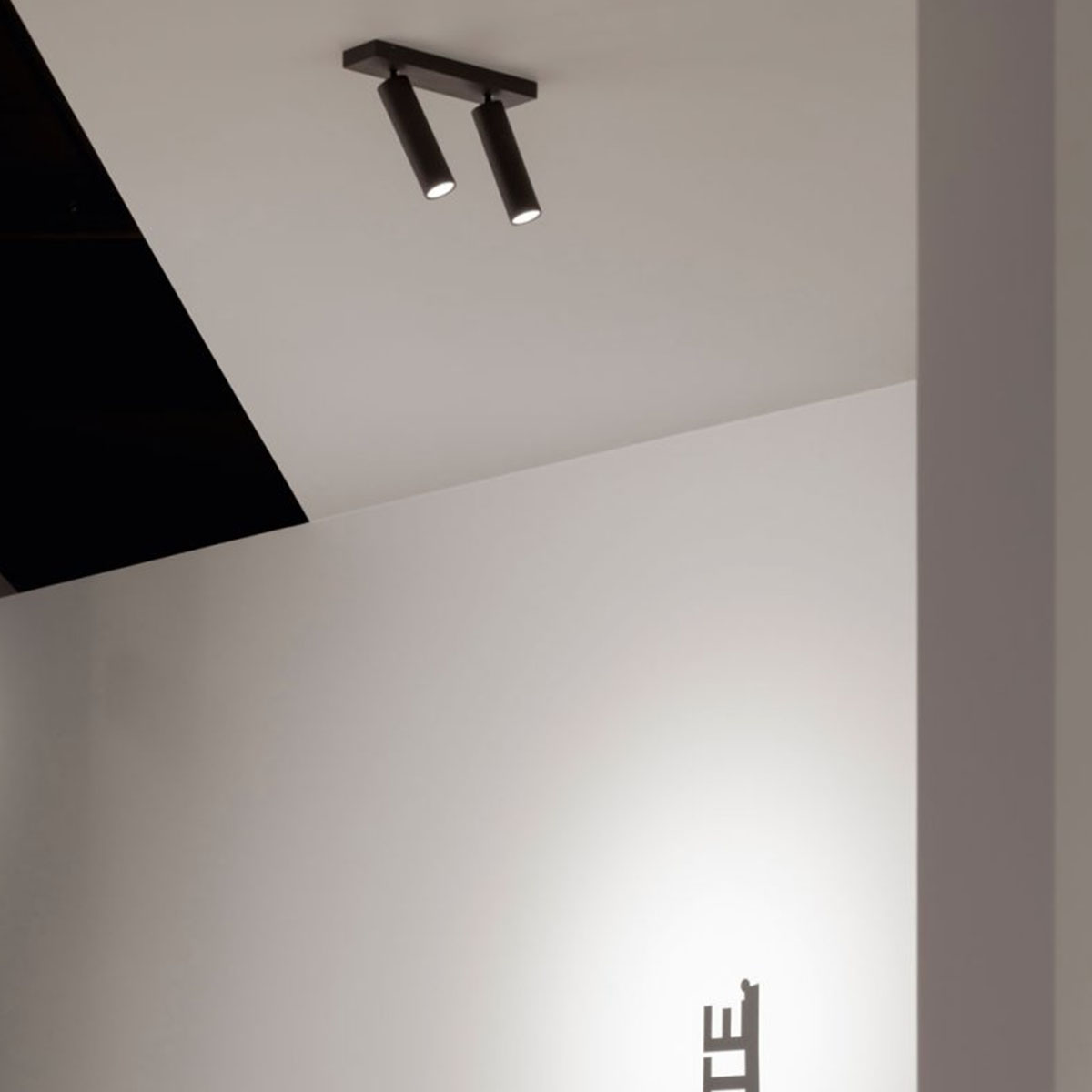 DeltaLight SPY 39 ON 2 92720 DIM8 Aufbaustrahler, Ø: 3,9 cm, L: 9,2 cm Schwarz, Extra-Warmweiß 2700K, 20° Schwarz Modern & neutral – Detailansicht aus Schwarz, LED für Küche schwenkbar & drehbar SPY 39 ON 2 92740 DIM8 Aufbaustrahler, Ø: 3,9 cm, L: 9,2 cm, Gebürstetes kupfer-schwarz, Warmweiß 3000K, 40°