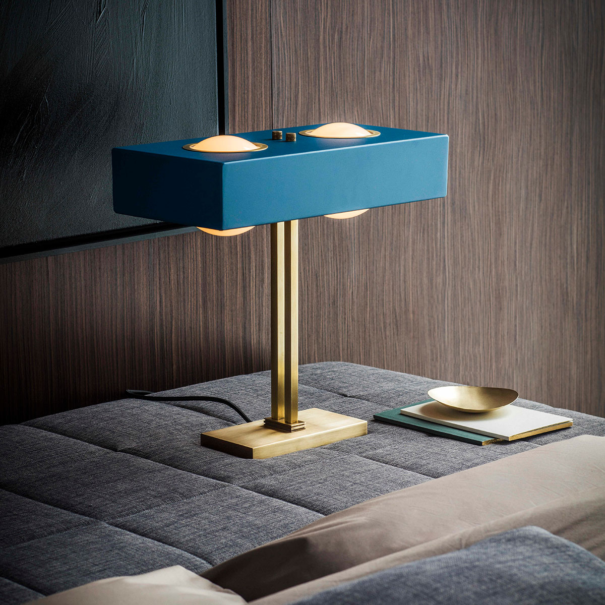 Perfekt für Nachttisch oder Schreibtisch: Bert Frank Kernel Tischlampe, H: 41,5 cm, 2-flammig, Blau aus Messing und gebürstetes Aluminium und Glas – gleichmäßige Beleuchtung