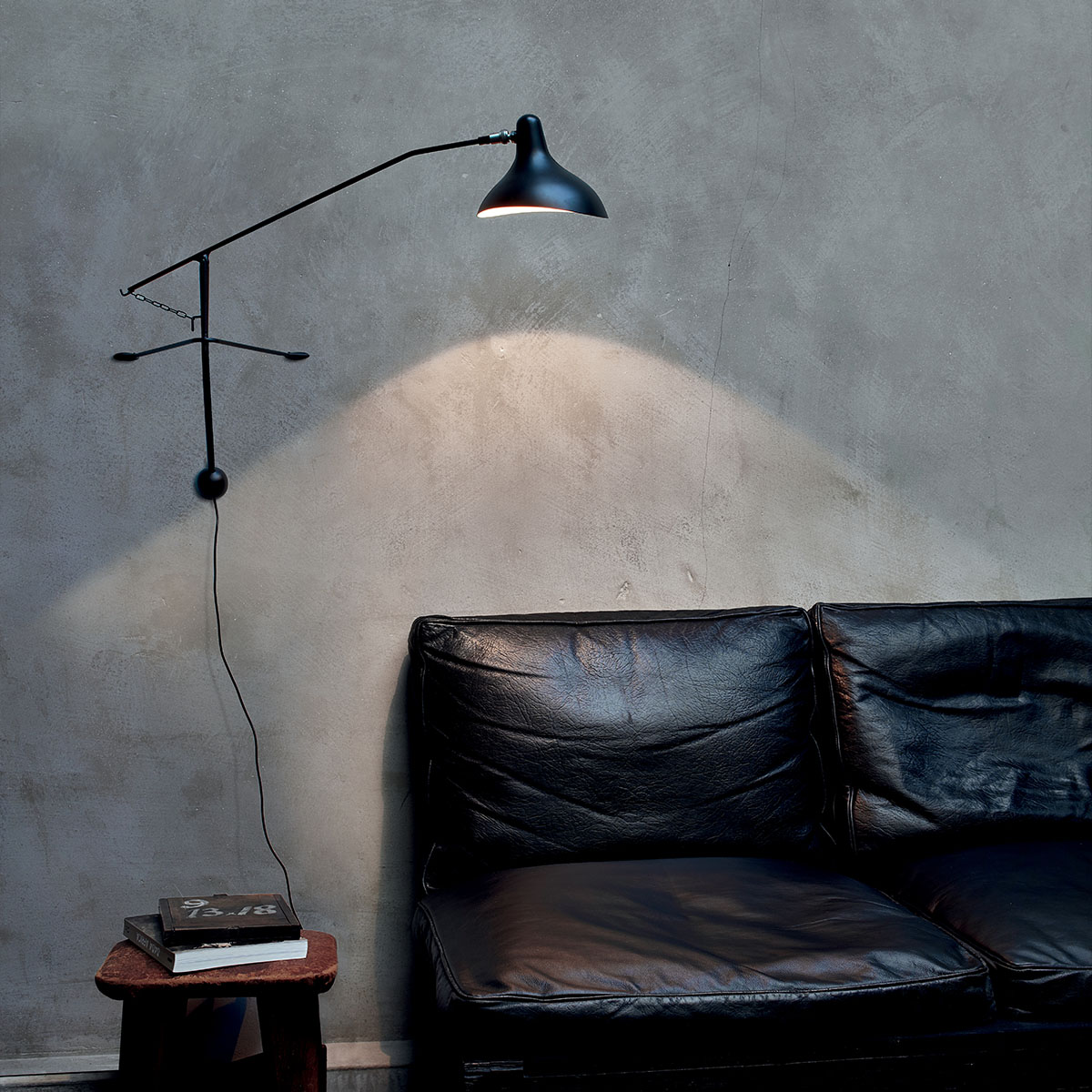 Mantis BS2 Mini Wandleuchte T: 71,5 cm in Schwarz – exklusive Designerlampe von DCW Editions geeignet für den Eingangsbereich