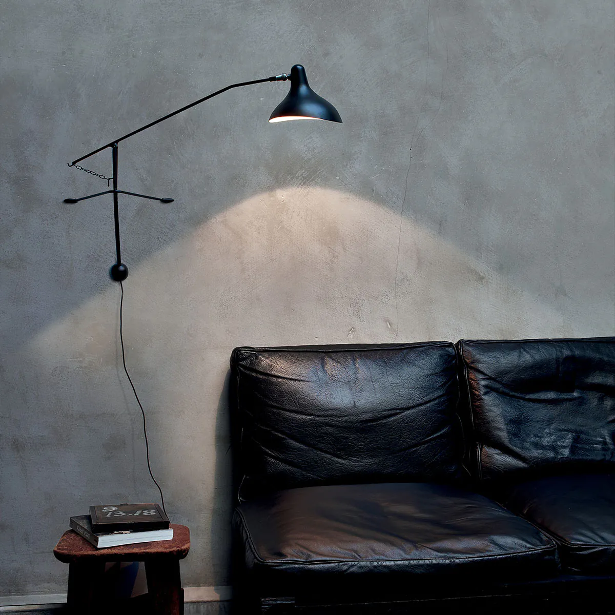 Mantis BS2 Mini Wandleuchte T: 71,5 cm in Schwarz – exklusive Designerlampe von DCW Editions geeignet für den Eingangsbereich