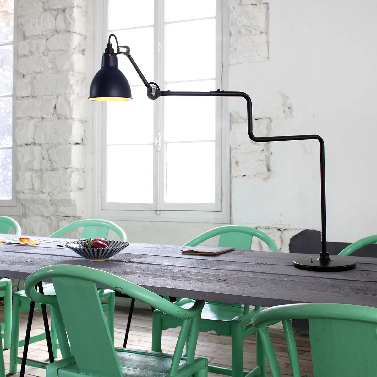 Lampe Gras N° 317 Tischleuchte, H: 65 cm Schwarz, Schirm Messing Rund in Schwarz Messing – exklusive Designerlampe aus dem Hause DCW Editions für den Nachttisch