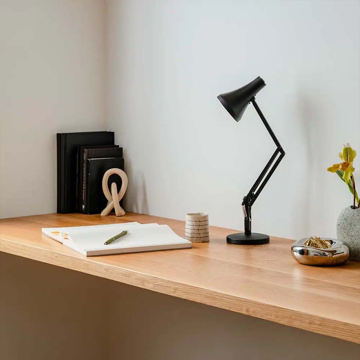 Schwarze Schreibtischlampe im minimalistischen Design auf Holzschreibtisch, perfekt für modernes Arbeiten und stilvolle Arbeitsplatzbeleuchtung