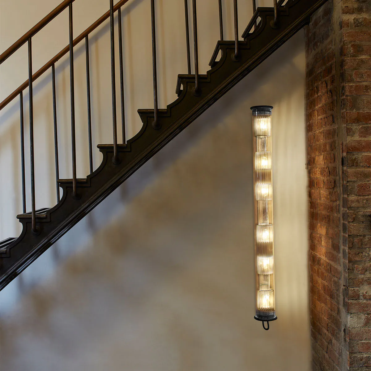 In The Tube 120-1300 Wandleuchte, Gold & Silber, L: 132 cm in Gold Silber – stilvolle Designerlampe des Herstellers DCW Editions geeignet für den Eingangsbereich