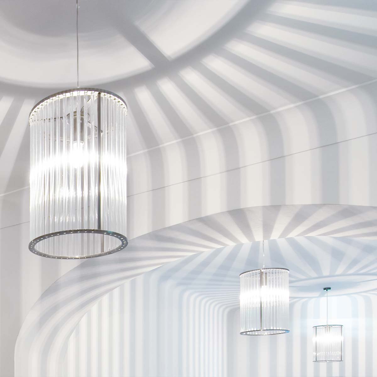 Stilio Uno 240 Pendelleuchte, Glanz vernickelt & handpoliert, Ø: 24 cm Mehrere elegante Pendelleuchten mit zylindrischem Glasschirm