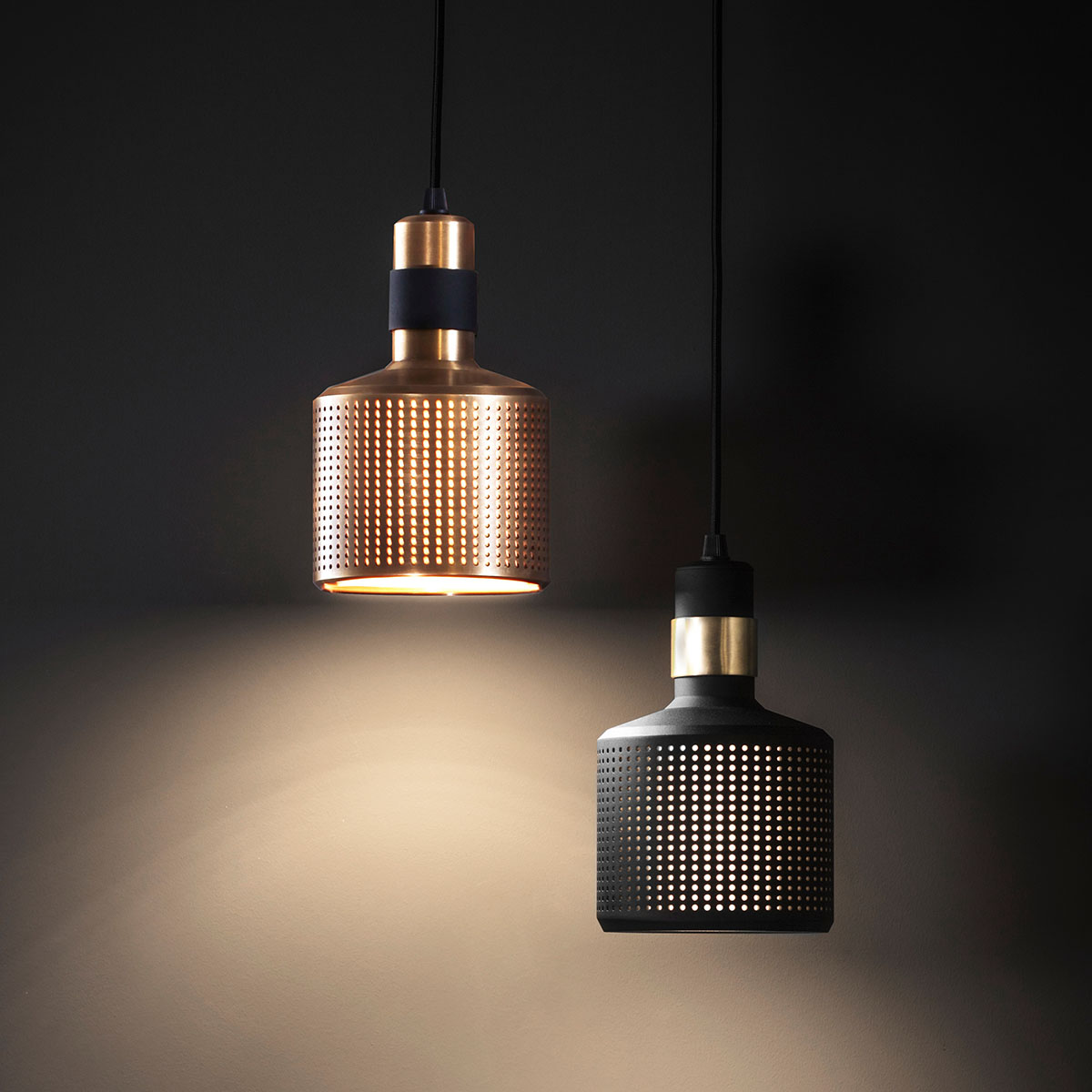 goldfarbene Oberfläche Leuchte von Bert Frank – Riddle Hängeleuchte, Messing gebürstet, Art Déco inspiriert, fokussiertes Licht gerichtete Beleuchtung: Bert Frank Riddle Pendelleuchte, Schwarz – gefertigt aus Messing, in Großbritannien produziert, Riddle-Serie mit exklusiven Designer-Wandleuchten