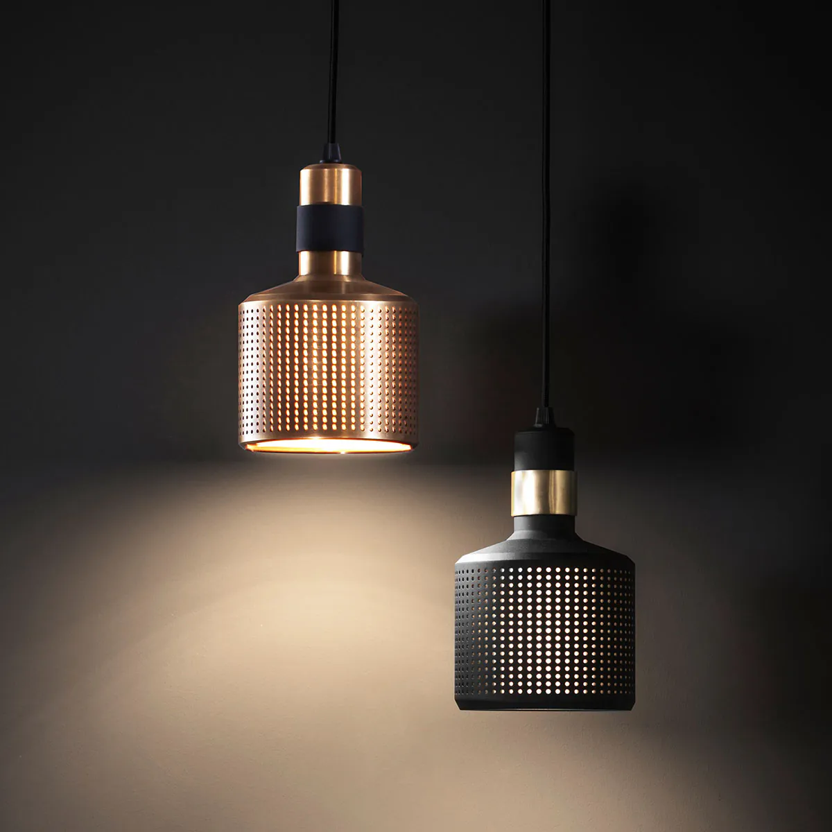 gerichtete Beleuchtung: Bert Frank Riddle Pendelleuchte, Schwarz – gefertigt aus Messing, in Großbritannien produziert, Riddle-Serie mit exklusiven Designer-Wandleuchten