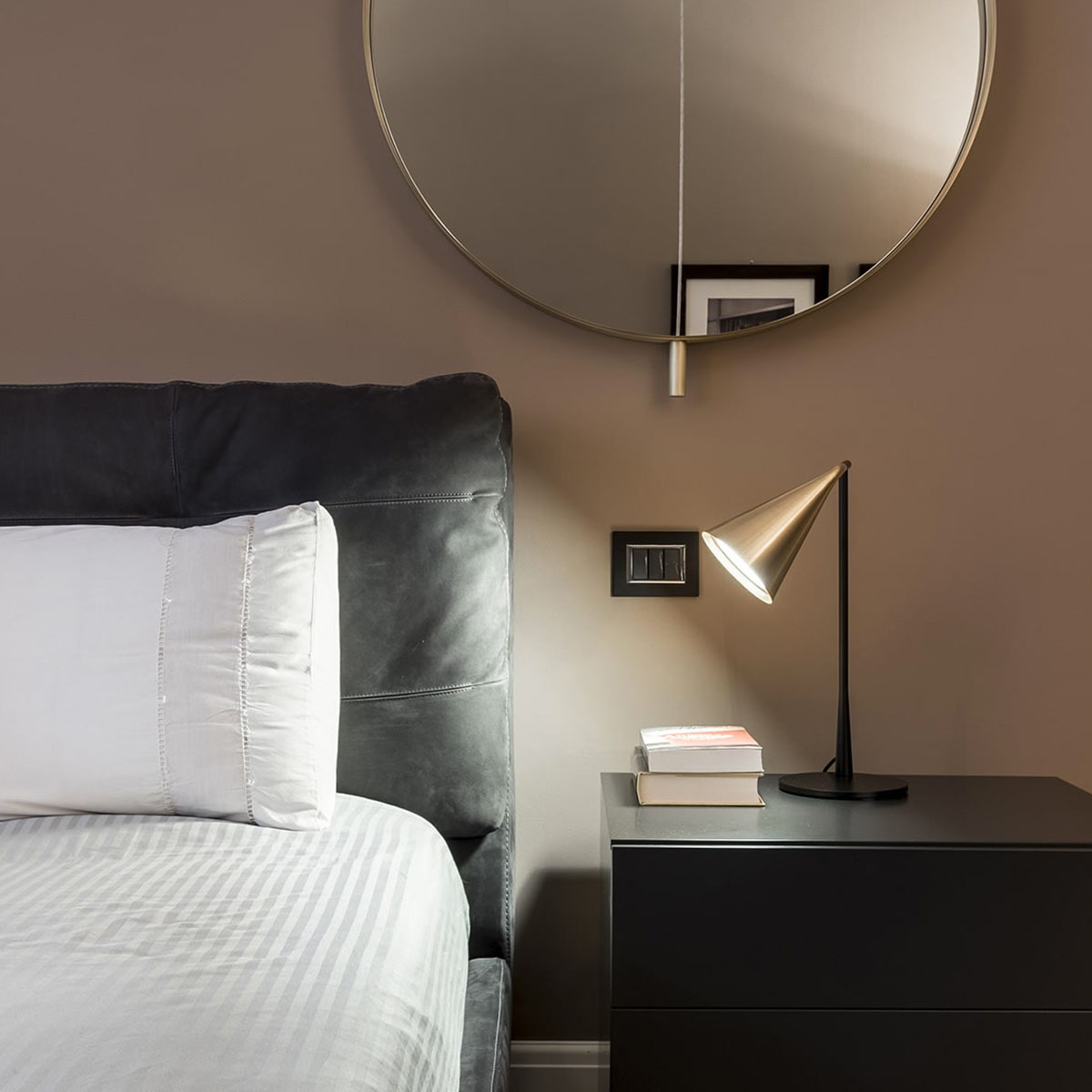 TOOY_Gordon_561_31_2 Designerleuchte TOOY Gordon 561.31 Tischleuchte H: 45 cm, Schwarz Matt & Schwarz Chrom aus Metall Aluminium PMMA in Schwarz