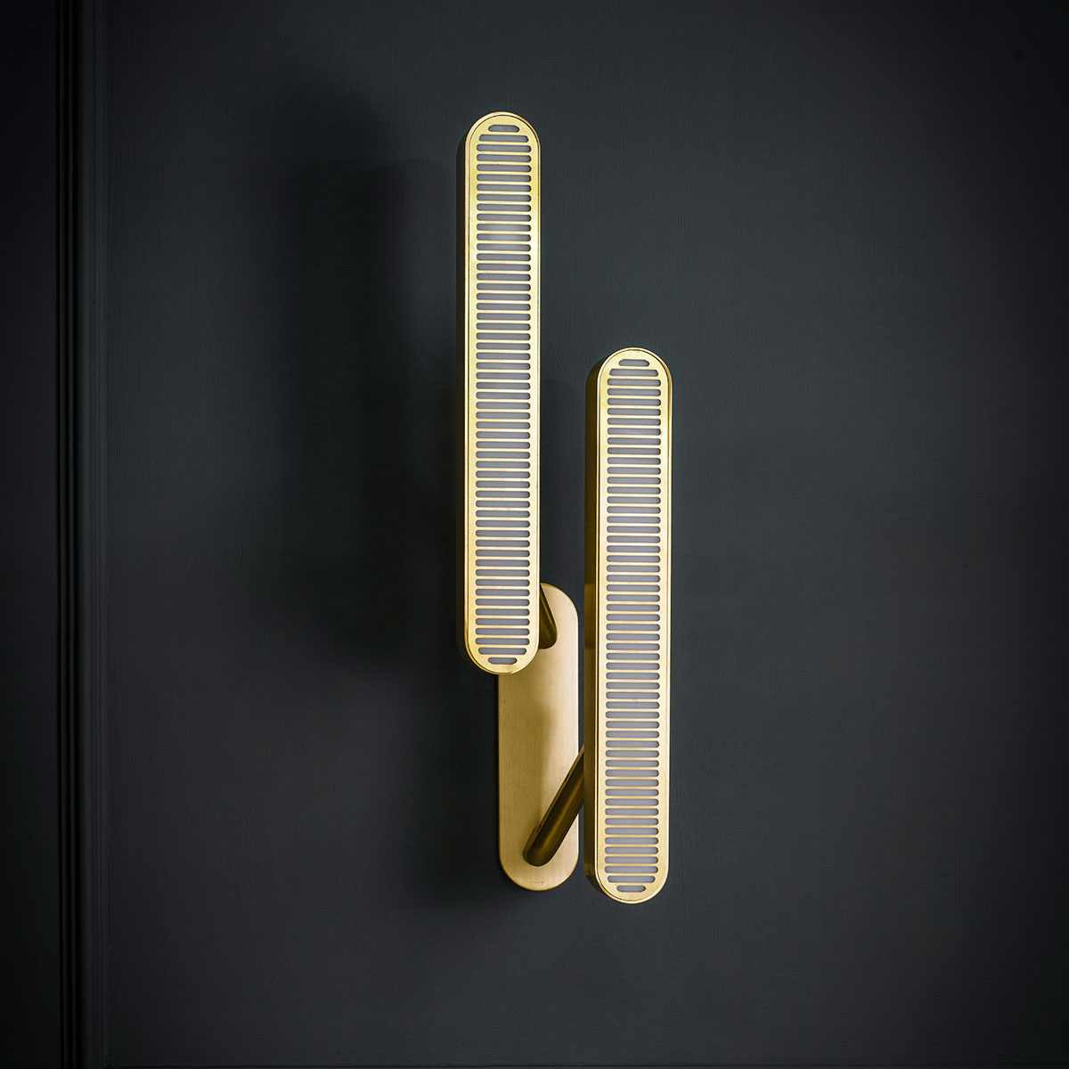 gleichmäßige Beleuchtung: Bert Frank Colt Wandlleuchte, H: 56,5 cm, 2-flammig, Left-hand – gefertigt aus goldfarbene Oberfläche, luxuriöse Verarbeitung