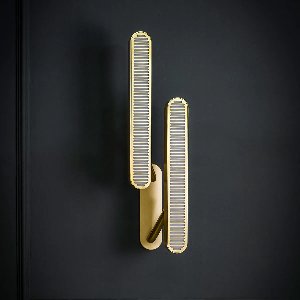 gleichmäßige Beleuchtung: Bert Frank Colt Wandlleuchte, H: 56,5 cm, 2-flammig, Left-hand – gefertigt aus goldfarbene Oberfläche, luxuriöse Verarbeitung